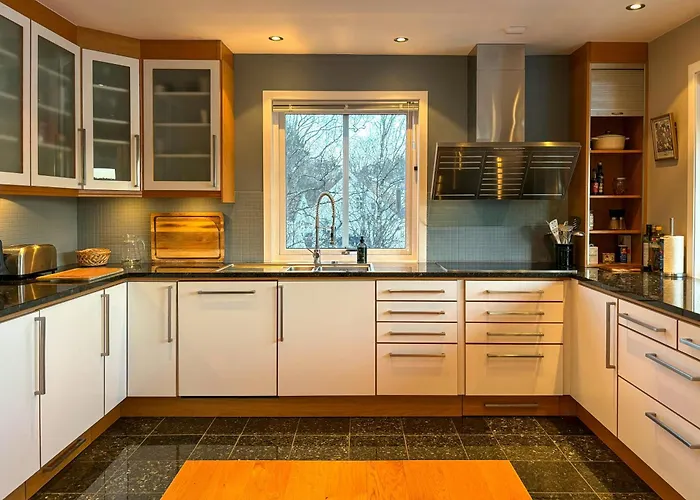 House With 90 Metres Private On Bomlo